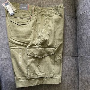 Tommy Hilfiger Cargo Short. size 35
